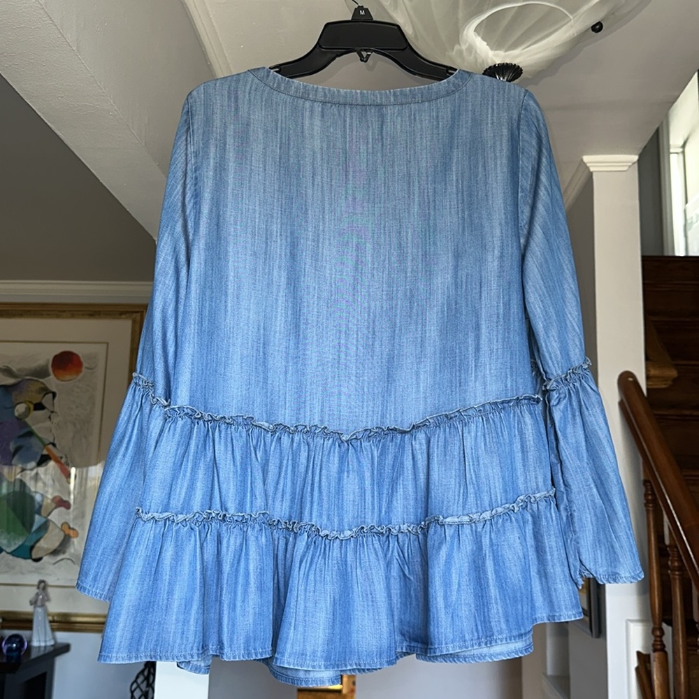 🎤🎉 Crown & Ivy ChambrayTiered Bell Sleeved Top Sz L - Picture 4 of 8